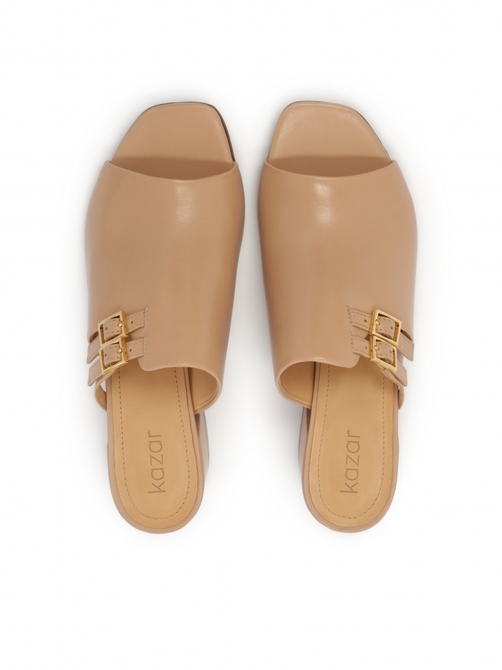 Beżowe zabudowane klapki na obcasie