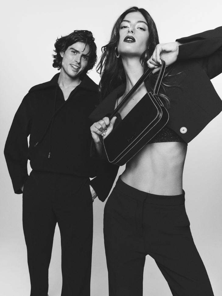 Czarna skórzana torebka w stylu minimal