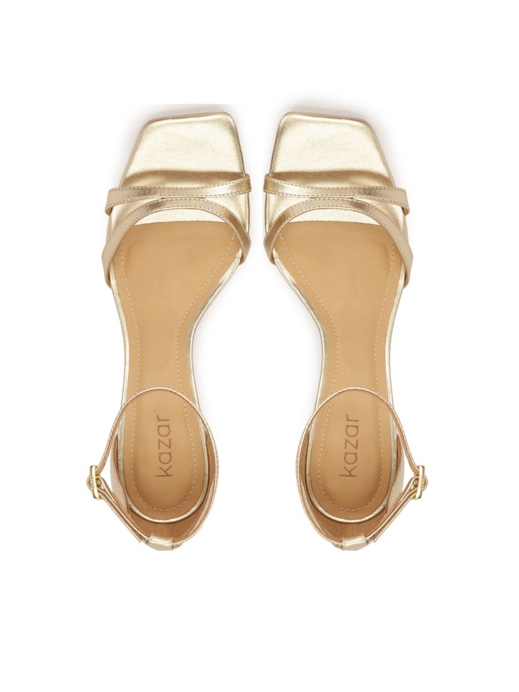 Złote skórzane sandały na niskim obcasie
