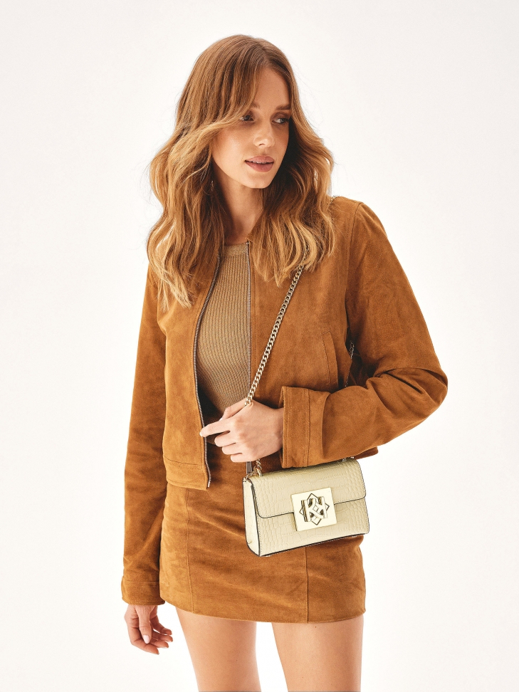 Mała torebka z łańcuchem o sztywnej konstrukcji