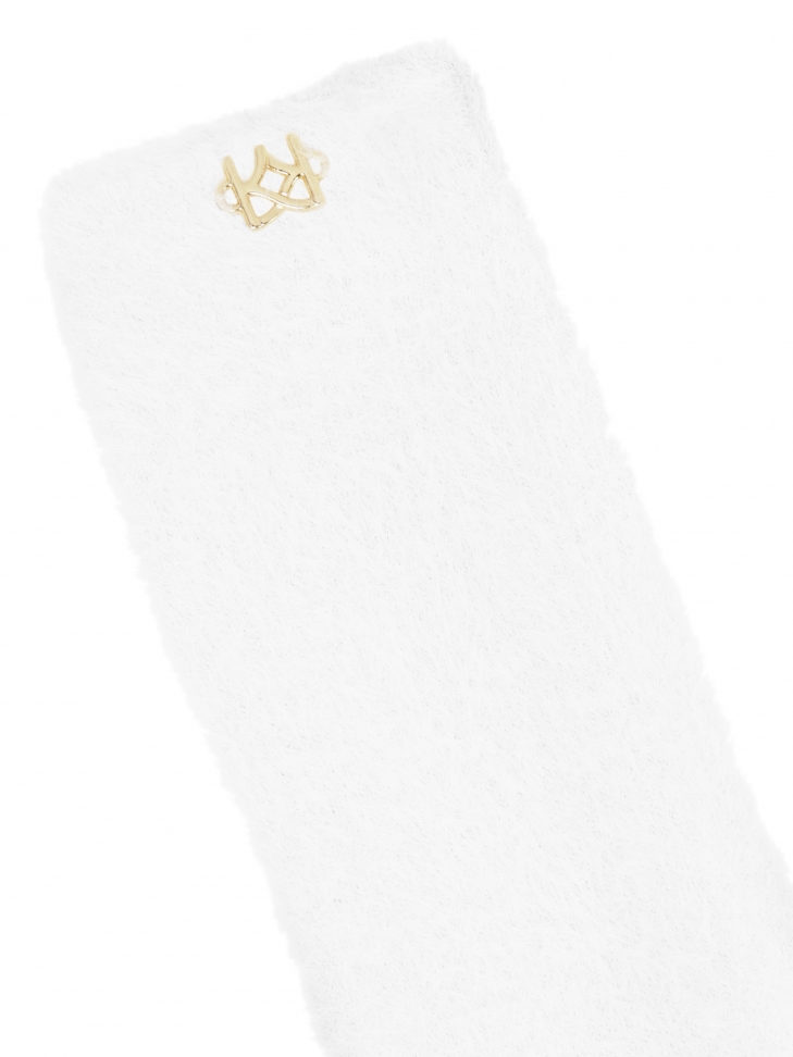 Białe puszyste skarpetki z monogramem