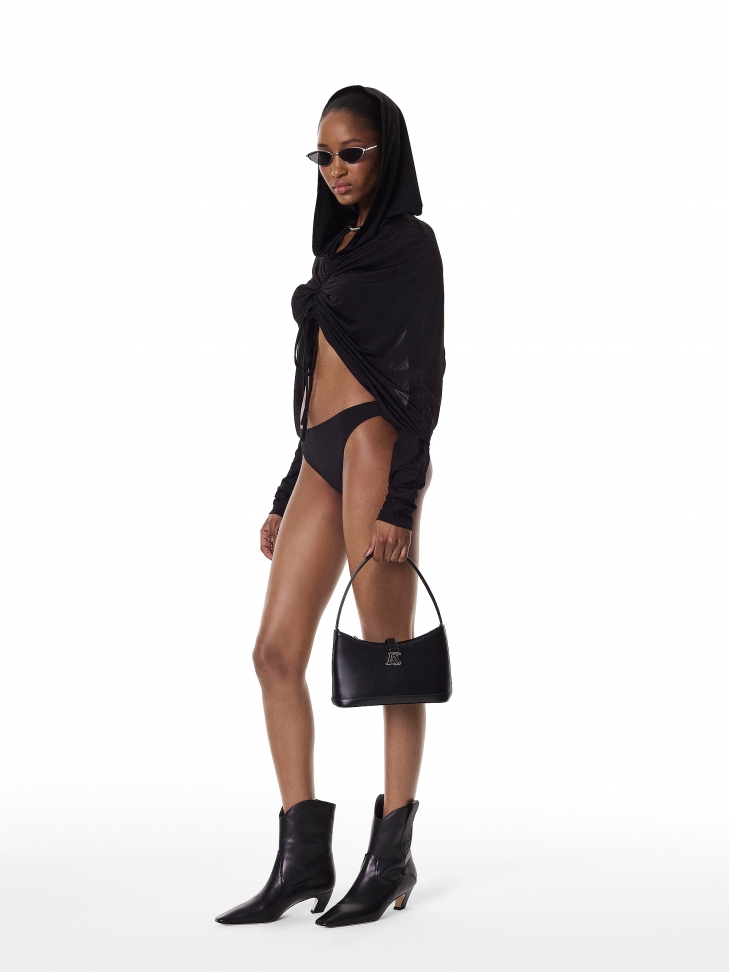 Czarna torebka z ótkim paskiem na ramię