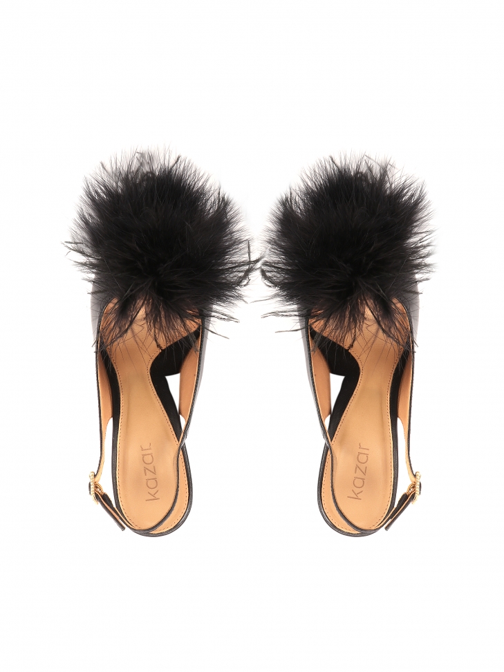 Zabudowane sandały z finezyjnymi piórami
