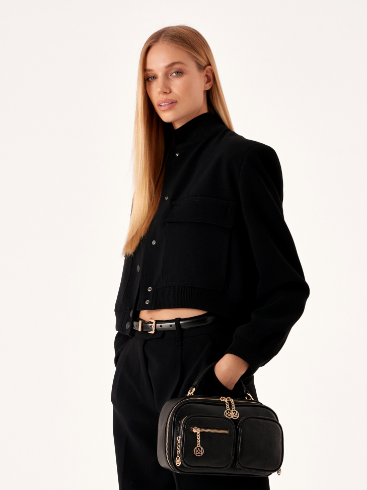 Czarna skórzana torebka o pojemnym wnętrzu