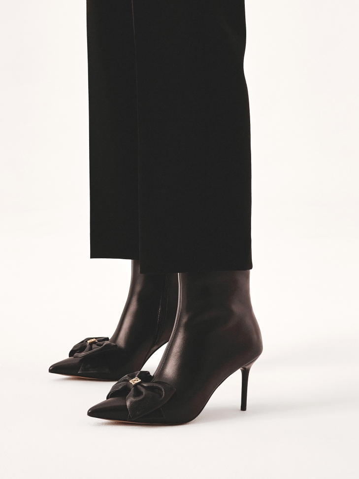 Klasyczne botki z dużą kokardą