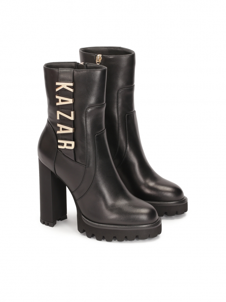 Skórzane botki na matowym obcasie zdobione literami