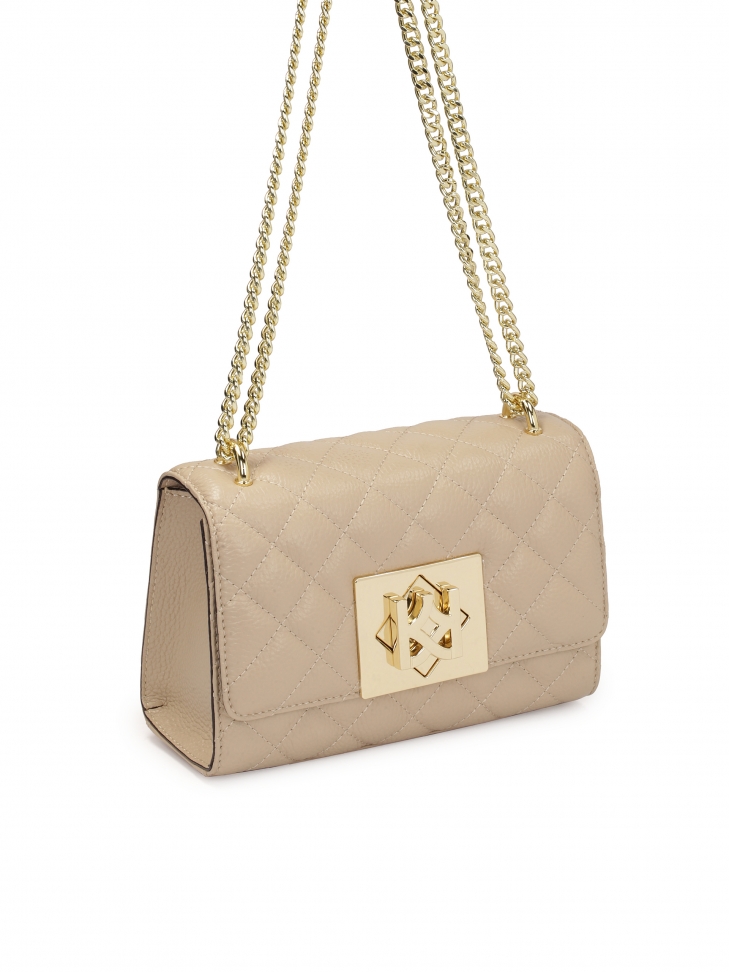 Pikowana beżowa torebka na otym łańcuszku