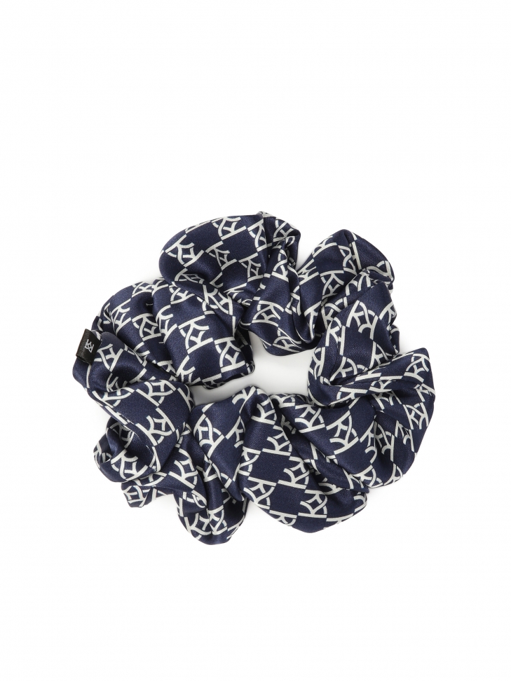Granatowa gumka scrunchie w białe monogramy