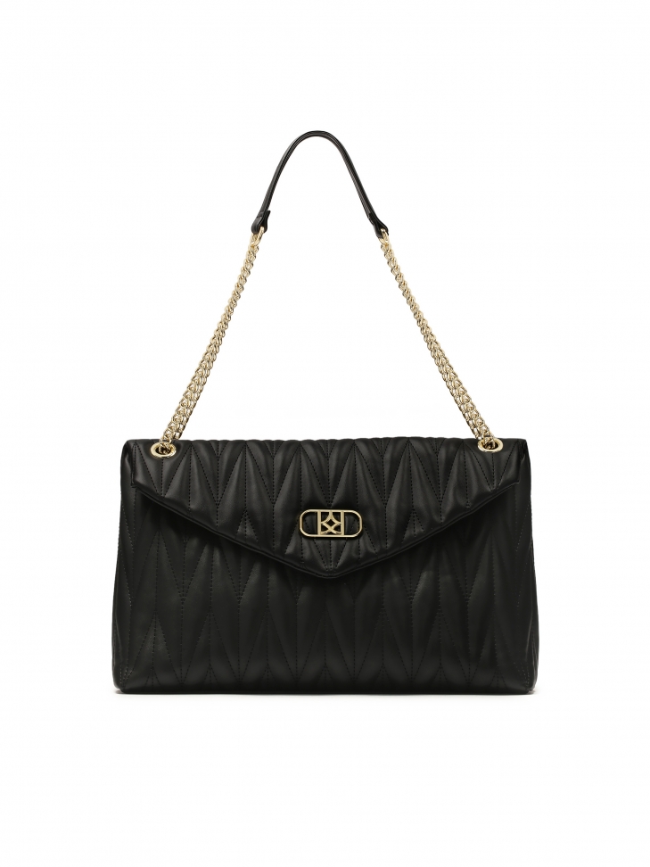 Czarna torebka z nietypową klapą