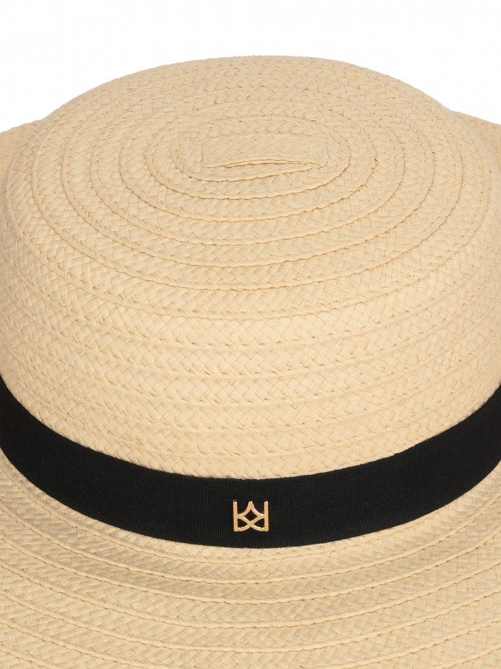 Słomkowy kapelusz ze wstążką