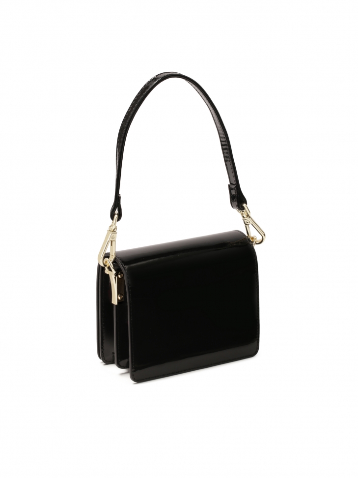 Lakierowana mini torebka z dużym zapięciem