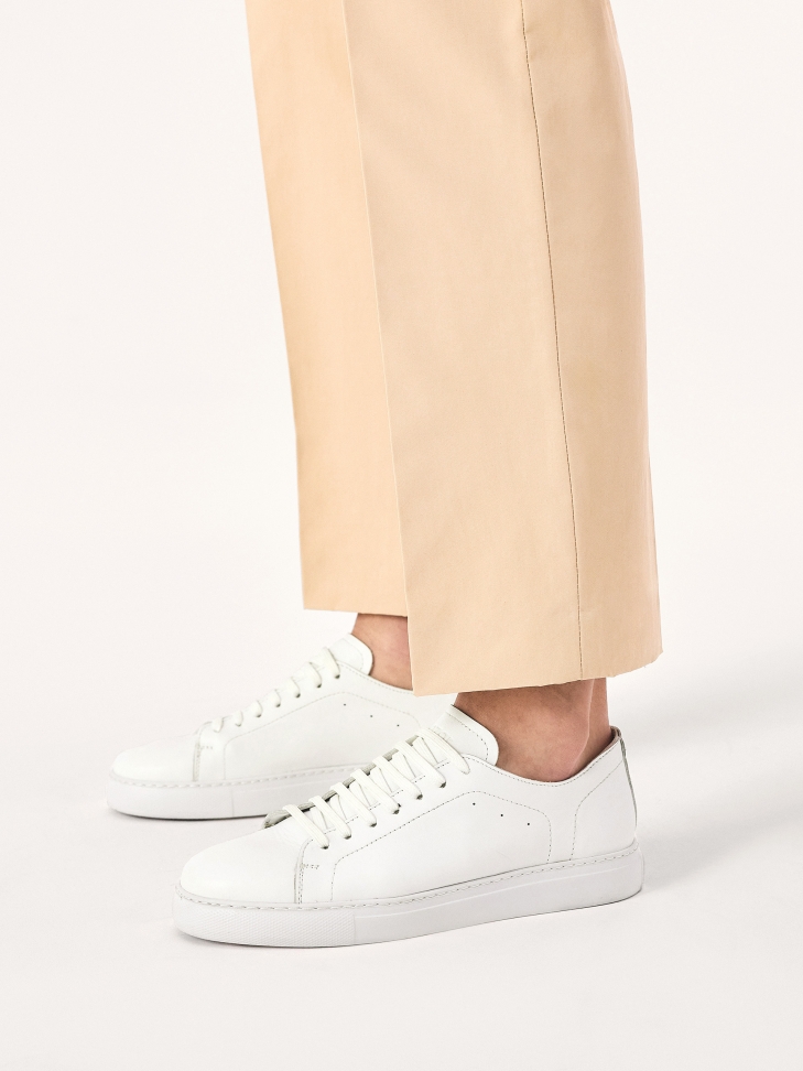 Sznurowane białe sneakersy męskie