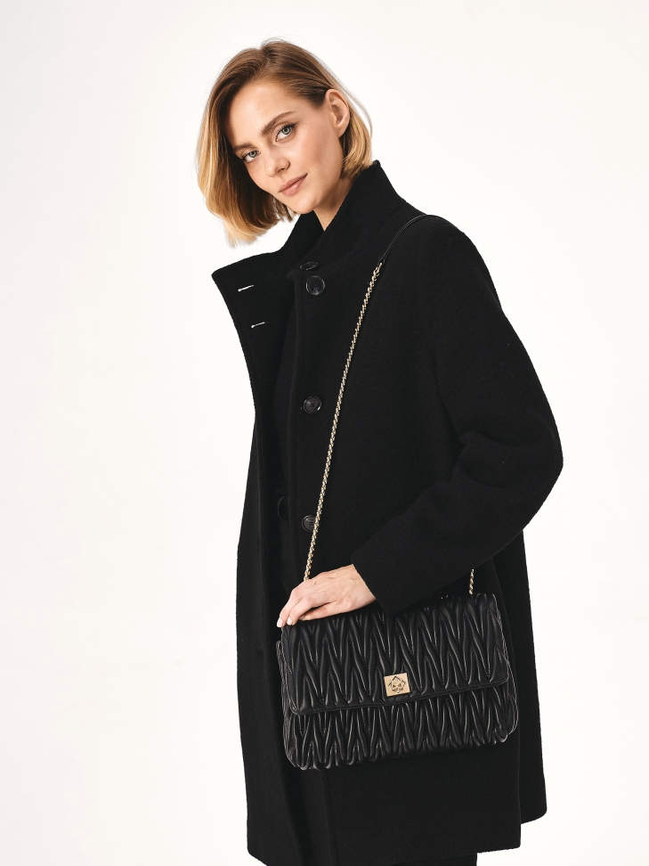 Pikowana czarna torebka na łańcuszku