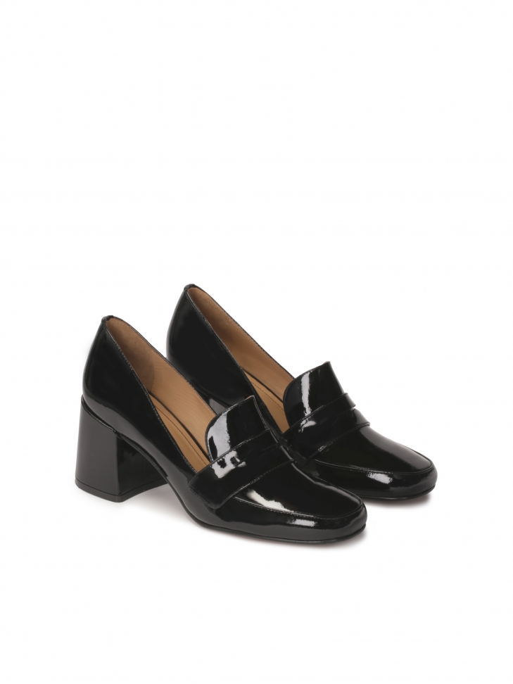 Lakierowane czółenka na słupku