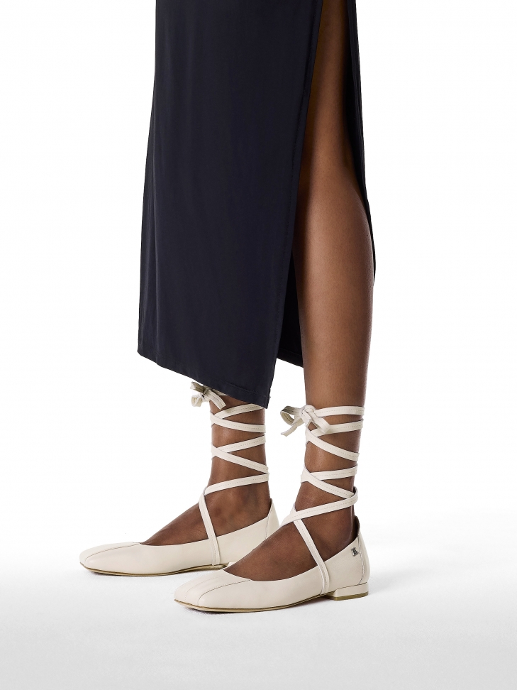 Beżowe czółenka z wiązaniem wokół kostki