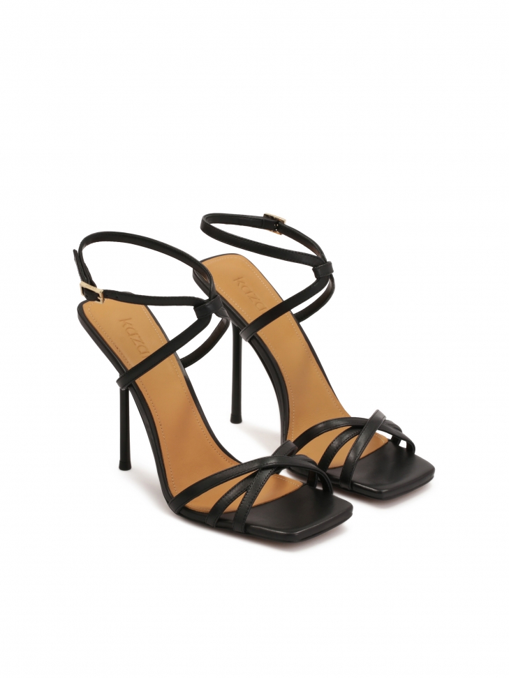 Czarne sandały na smukłym obcasie