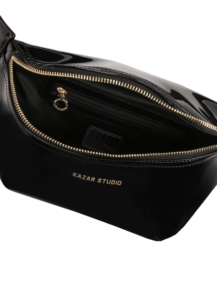 Lakierowana torebka typu nerka