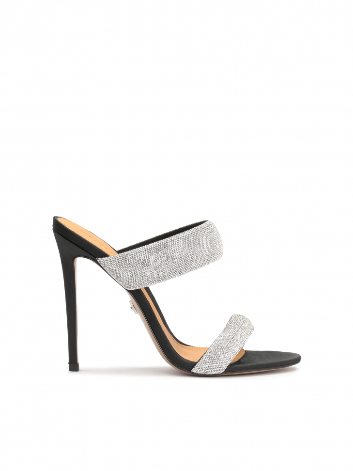 Czarne tekstylne klapki z błyszczącymi paskami