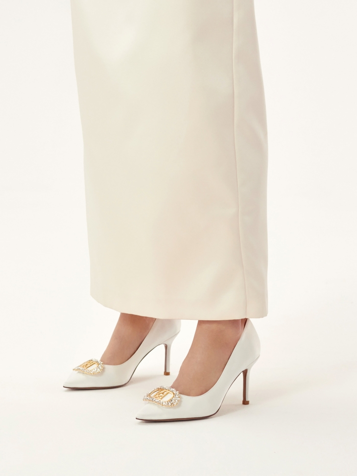 Białe czółenka ślubne z dużą biżuteryjną ozdobą