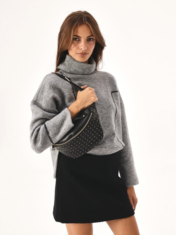 Praktyczna skórzana nerka zdobiona nitami