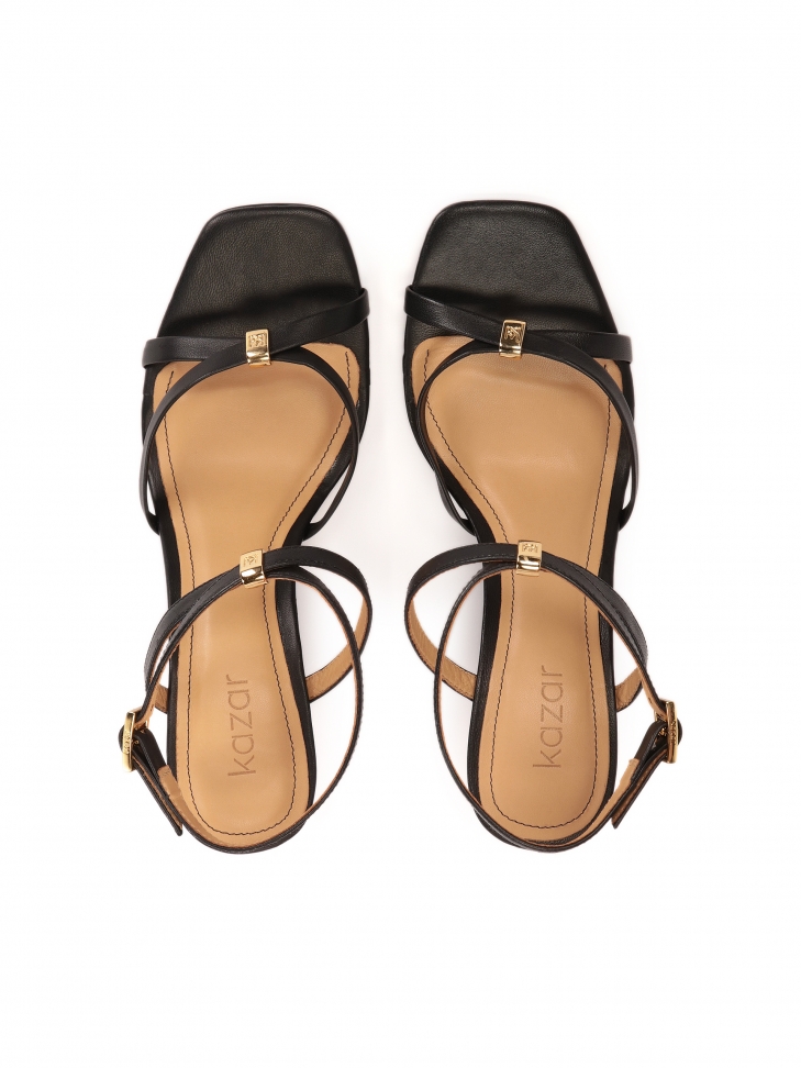 Skórzane sandały na koturnie ze szyżowanymi paskami