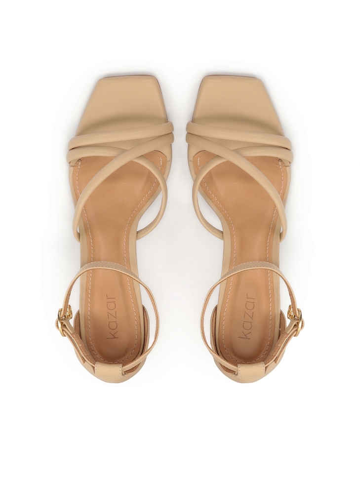 Beżowe sandały w stylu minimal