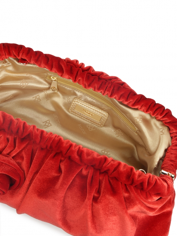 Czerwona torebka z tkaniny z dużymi kwiatami