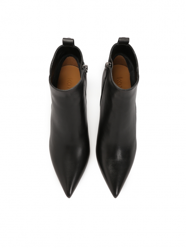 Czarne botki z falistym przeszyciem na cholewce