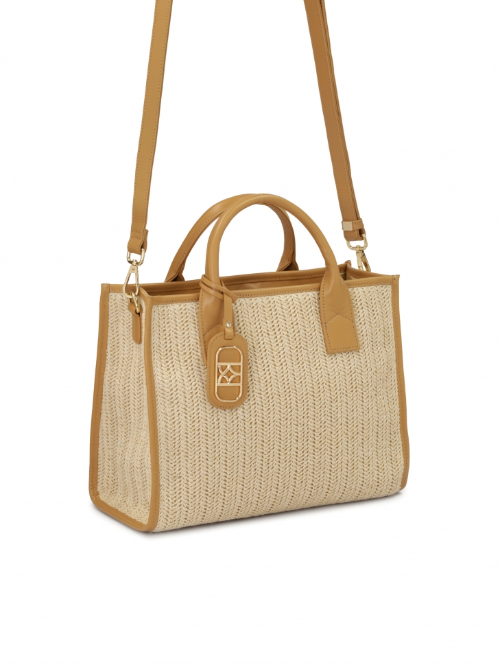 Pleciona beżowa torebka ze skórzanymi elementami