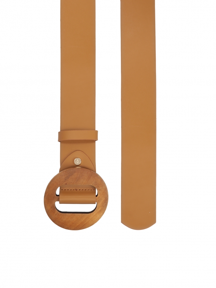 Szeroki skórzany pasek z oągłą drewnianą klamrą
