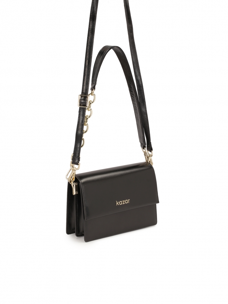 Mała skórzana torebka o sztywnej konstrukcji