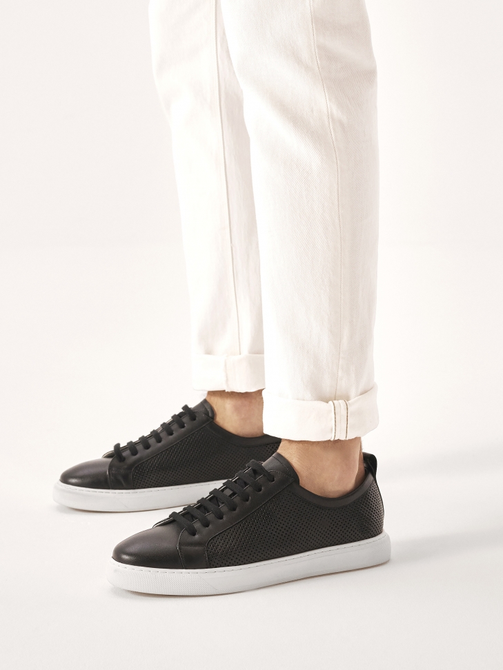 Czarne perforowane sneakersy ze skóry