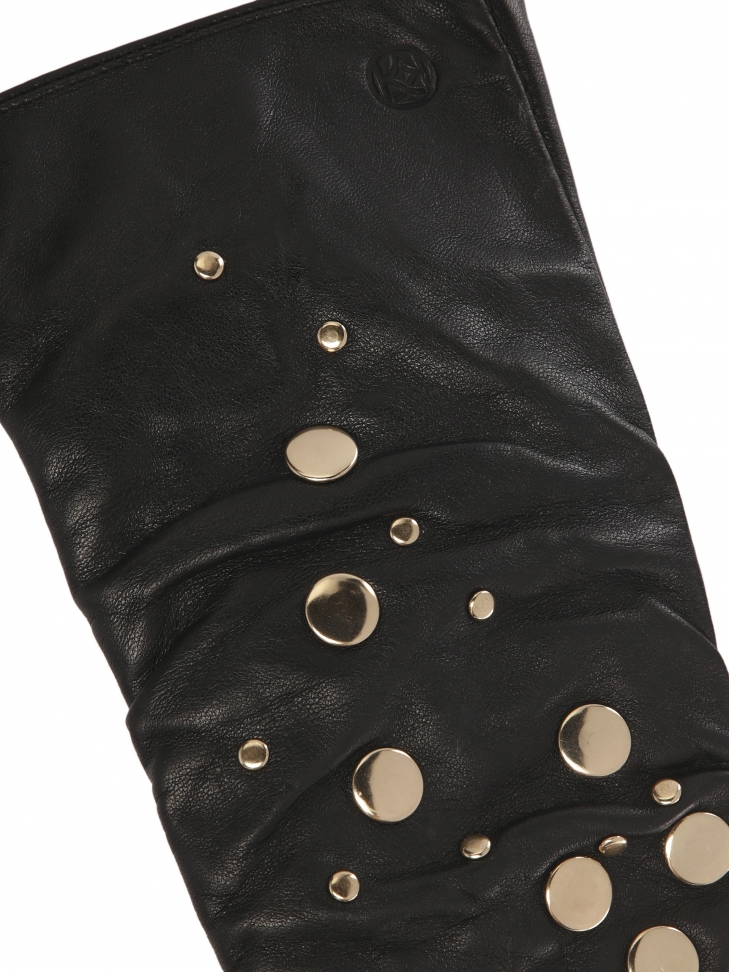 Długie czarne rękawiczki ozdobione otymi nitami