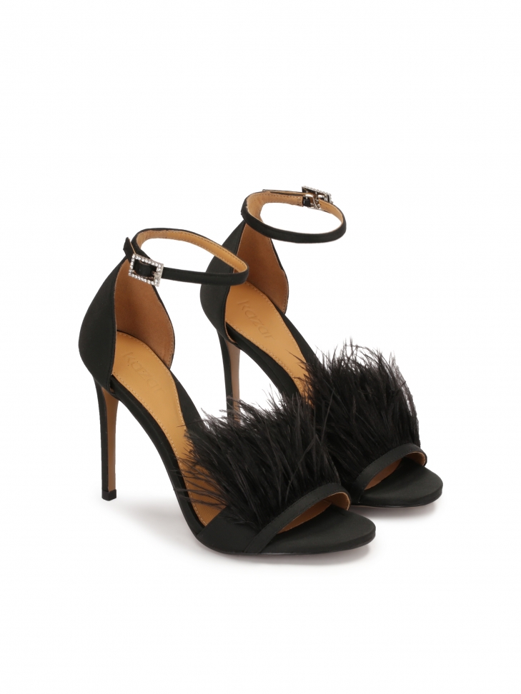 Czarne sandały zdobione piórami