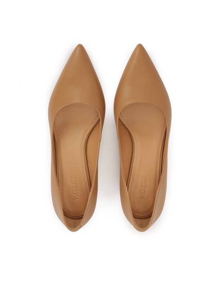 Jasnobrązowe klasyczne czółenka na słupku