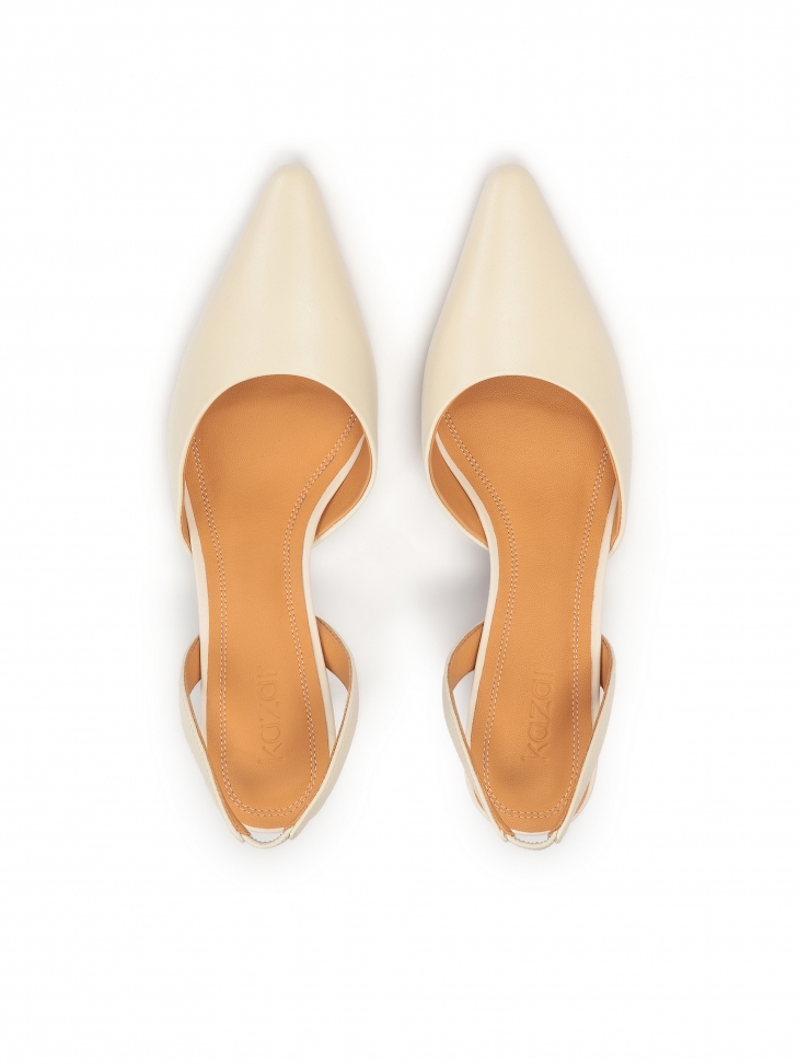 Czółenka z wyciętą cholewką i odytymi piętami