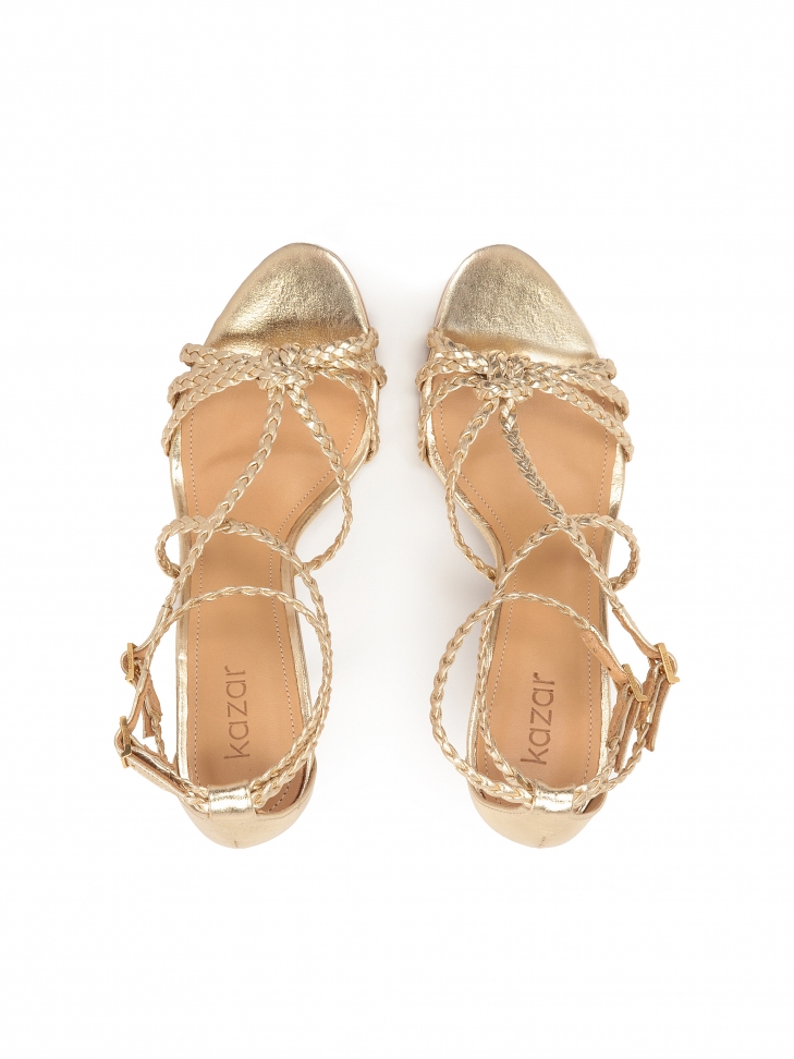 Złote sandały na obcasie z plecionymi paskami