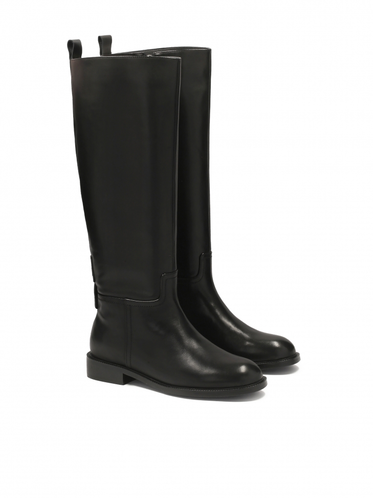 Klasyczne czarne kozaki na płaskiej podeszwie