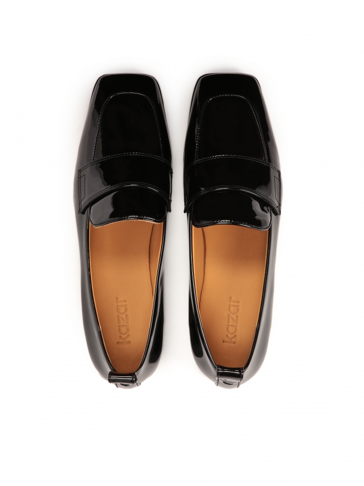 Lakierowane loafersy na płaskim obcasie