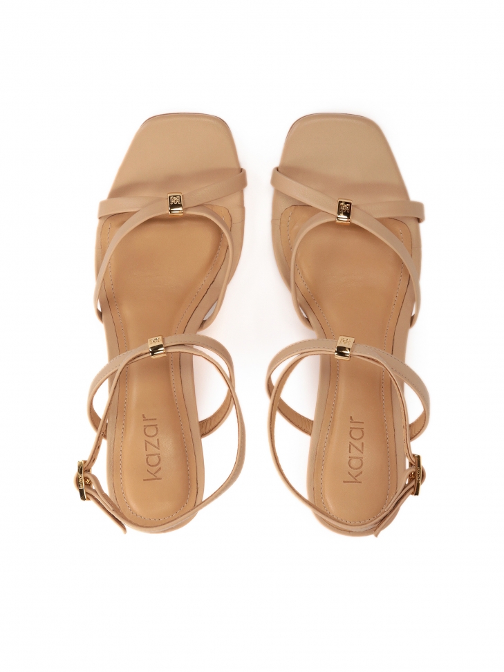 Skórzane beżowe sandały na koturnie
