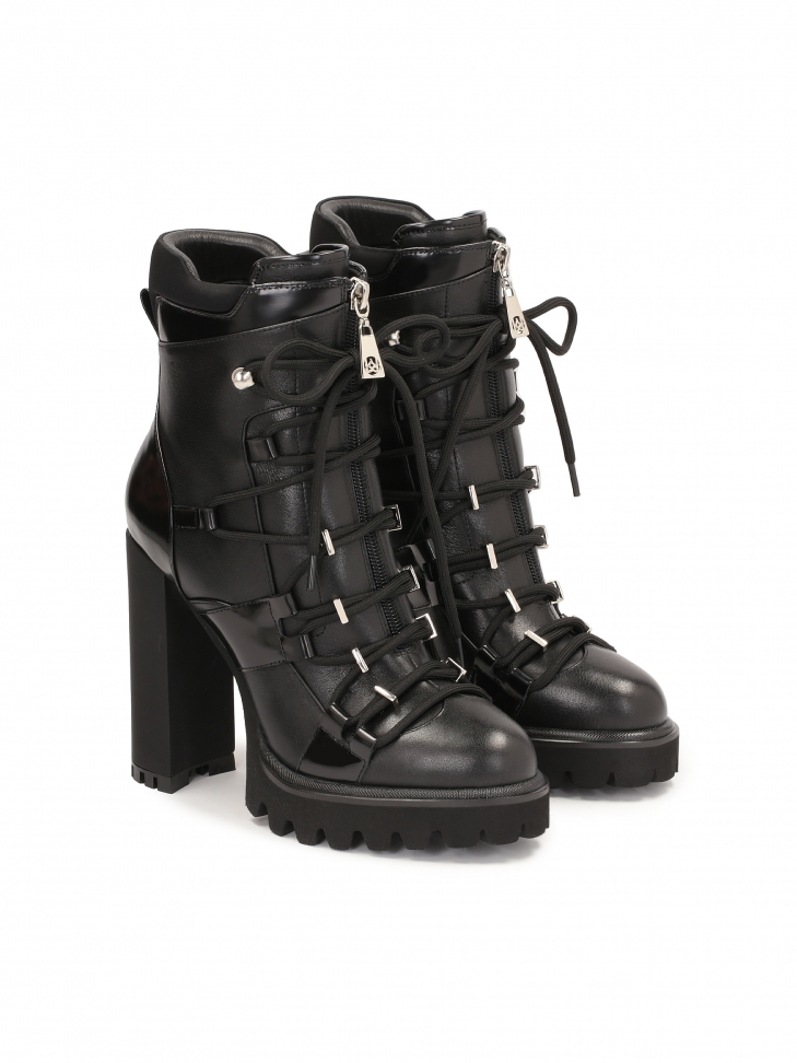 Awangardowe botki z ozdobnym sznurowaniem