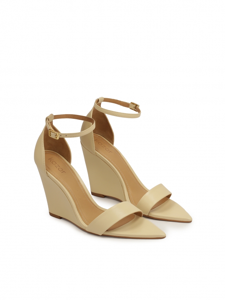 Sandały na koturnie ze spiczastymi noskami