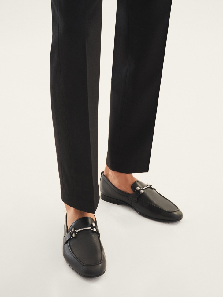 Czarne loafersy męskie ze skóry z metalowym zdobieniem