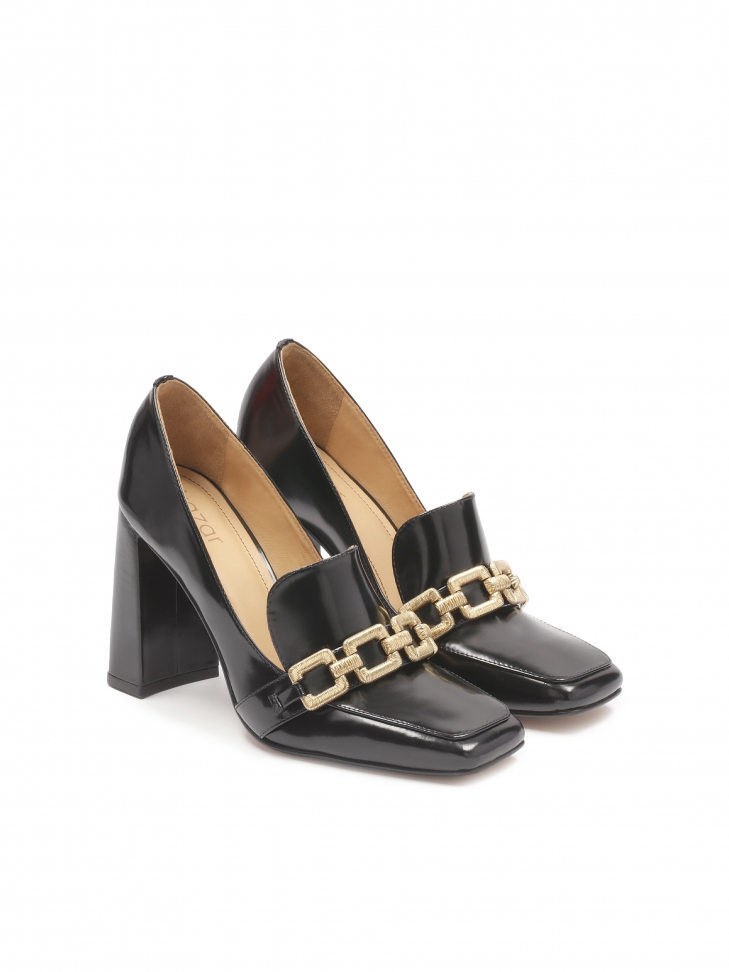 Skórzane czółenka na słupku z biżuteryjną ozdobą