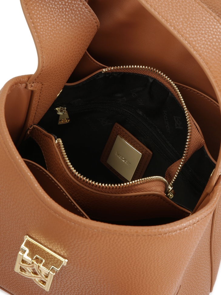 Brązowa torebka z uchwytem do ręki oraz paskiem na ramię