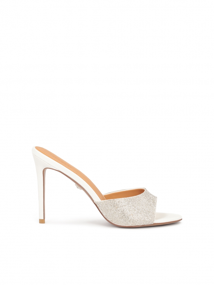 Białe skórzane klapki wedding z yształkami