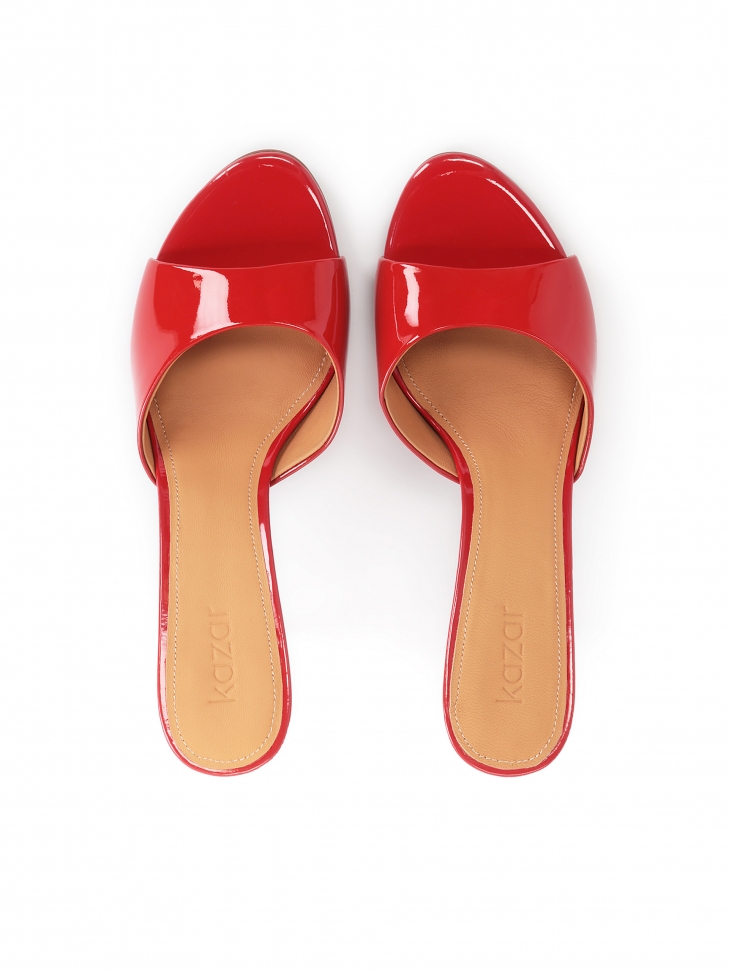 Lakierowane czerwone klapki na obcasie