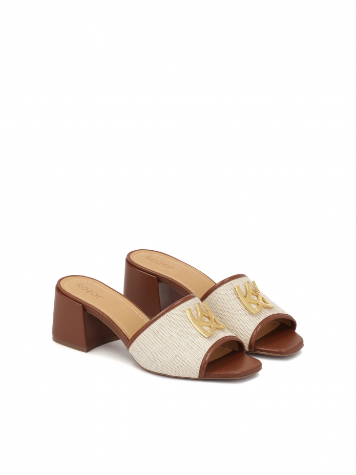 Klapki skórzane z paskiem z tkaniny canvas