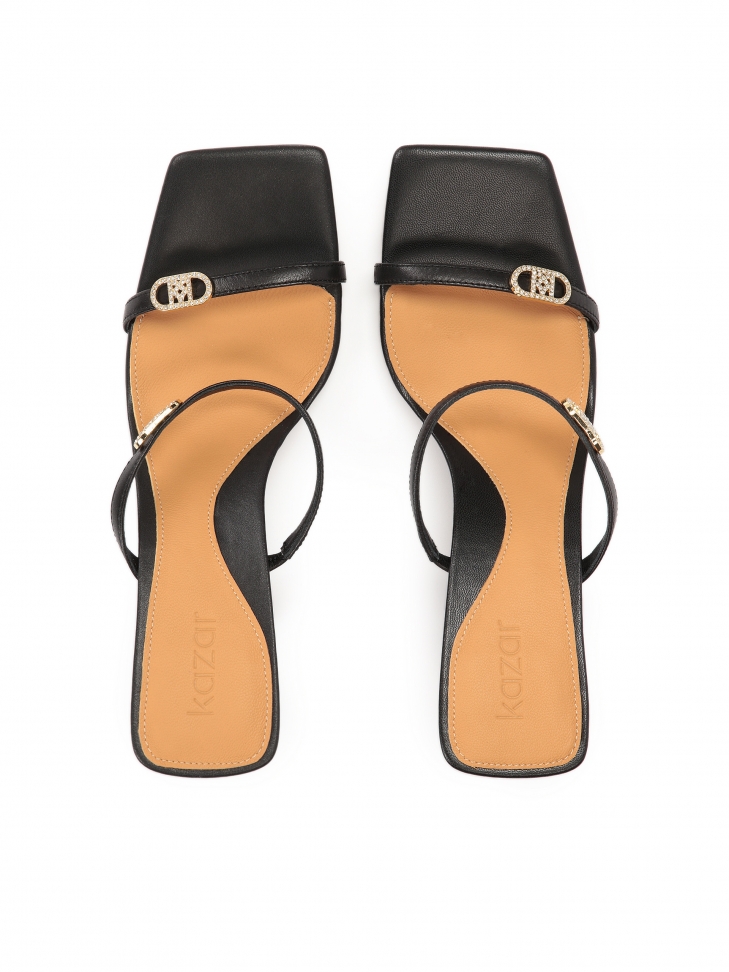 Kwadratowe klapki z cienkimi paskami