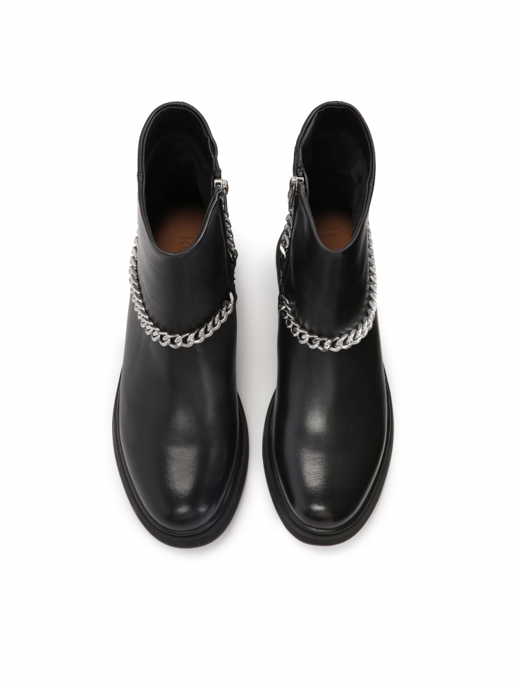 Czarne minimalistyczne botki na płaskiej podeszwie